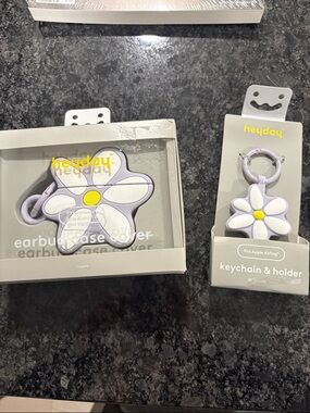 heyday Lavender Daisy Earbud Case Cover & AirTag Keychain Holder